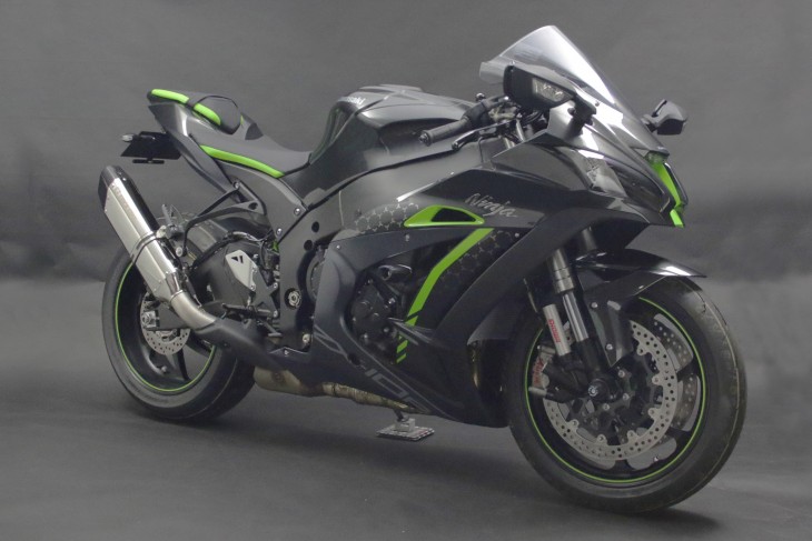 ZX-10R(19) レーシングスリップオン　IKAZUCHIステンレスカーボン　斜め前