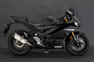 YZF-R25 (18-20)　政府認証スリップオンマフラーIKAZUCHI　ステンレスカーボン